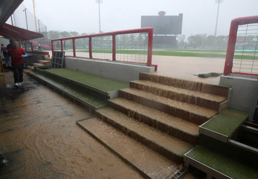 KBO리그 후반기 일정이 장맛비와 함께 시작될 전망이다. 올해 5차례 노게임 선언이 나오면서 몇몇 기록이 아쉽게 무산됐다. 개인성적과 팀 성적 모두에 큰 변수가 될 수 있다. 사진제공｜스포츠코리아
