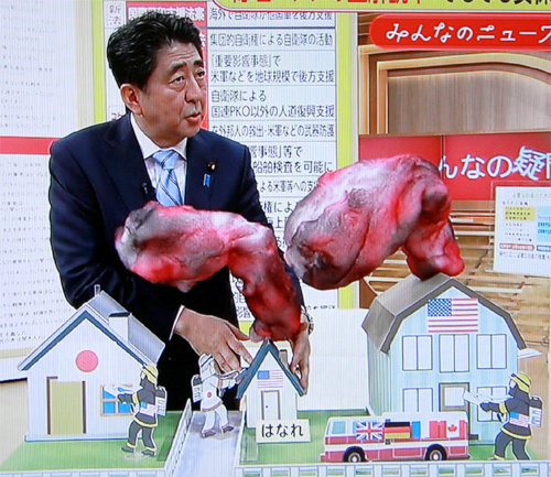 20일 저녁 후지TV ‘모두의 뉴스’에 출연한 아베 신조 일본 총리가 안보 법안에 대해 “미국 집에 불이 나서 일본 집에 옮아붙으려 할 때 이를 도와줄 수 있는 법안”이라며 법안 추진 배경을 설명하고 있다. 후지TV 화면 캡처