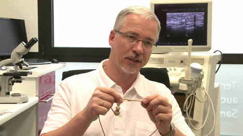 독일 ‘디스커버링 핸즈’의 설립자 프랭크 호프만이 훈련된 여성 시각장애인이 촉진할 수 있는 종양의 크기를 설명하고 있다. 한국베링거인겔하임 제공