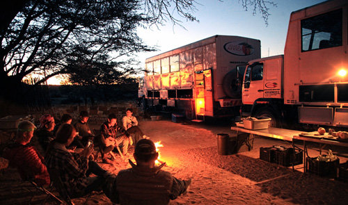 아프리카 오버랜드 트러킹 도중 나미비아의 사막 한중간 캠핑사이트에서 저녁식사.