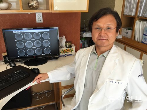 강영제 평촌마리아병원장이 체외수정된 배아를 24시간 관찰하는 시스템을 보면서 난임 치료법에 대해 설명하고 있다. 안양=유근형 기자 noel@donga.com