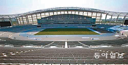 인천시가 쇼핑몰과 컨벤션센터, 영화관 같은 상업시설 유치를 추진하고 있는 아시아드주경기장. 하지만 부동산 전문가들은 주경기장이 유동인구가 많지 않은 도심 외곽지역에 위치해 투자 유치에 어려움을 겪을 것으로 전망하고 있다. 동아일보DB