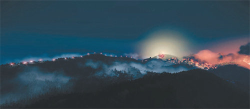 비무장지대(DMZ)를 3차원 가상현실로 제시한 권하윤의 ‘489년’ 스틸 이미지. 헤드셋을 착용하고 체험하는 DMZ는 작가가 지난해 경기 파주에 머물며 만난 수색대원들의 이야기를 통해 재구성한 ‘주관적 기억의 공간’이다. 한반도에 매설된 지뢰를 제거하는 데 걸릴 것으로 추정되는 시간을 제목으로 썼다. 서울시립미술관 제공