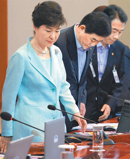 “오직 국민 위해 헌신을” 박근혜 대통령이 21일 청와대에서 열린 국무회의에서 국민의례 후 자리에 앉고 있다. 박 대통령은 이날 개혁과 부패척결에 범정부적 역량을 결집해 달라고 요구했다. 왼쪽부터 박 대통령, 최경환 경제부총리 겸 기획재정부 장관, 정종섭 행정자치부 장관. 청와대사진기자단