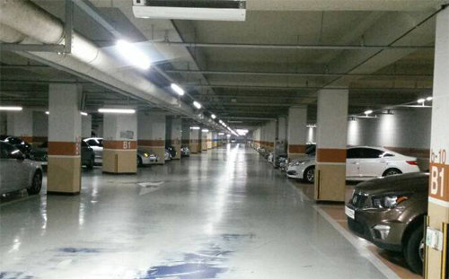 발광다이오드(LED) 램프를 설치한 경기 성남시 분당구의 한 아파트 지하주차장. LED로 조명을 바꾸자 지하주차장 전력 사용량이 약 75% 줄었다. 이지스엔터프라이즈 제공