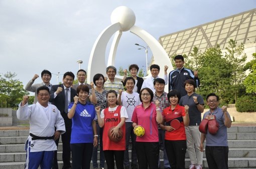 사진설명=대한민국국가대표선수회가 2015년 스포츠교실 개최를 알리는 기념 촬영을 하고 있다. 첫째 줄 왼쪽부터 
박종훈(유도), 박정림(핸드볼), 손경원(농구), 오성옥(핸드볼), 홍차옥(탁구), 김광선(복싱), 둘째 줄 왼쪽부터 
양종옥(유도), 한현숙(핸드볼), 유남규(탁구), 이경근(유도), 이영선(육상), 셋째 줄 왼쪽부터 이은철(사격), 
김원기(레슬링), 정국현(태권도), 임오경(핸드볼), 김창원(대한민국국가대표선수회 상임위원단 회장), 장윤창(배구). 
사진제공=에머슨 케이 파트너스