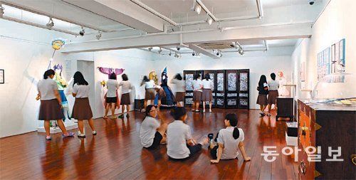 호수돈여고 안에 있는 홀스톤 갤러리는 학생들이 거리낌 없이 작품을 감상하고 대화를 나누는 공간으로 학생들에겐 일종의 ‘해방구’다. 지명훈 기자 mhjee@donga.com