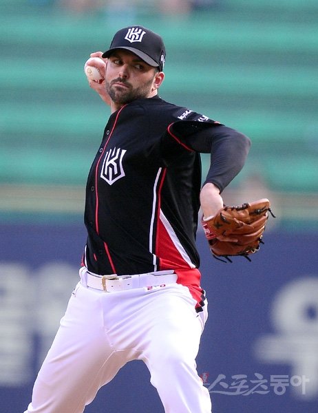 kt가 용병 교체로 후반기에도 돌풍을 이어갈 조짐이다. 전반기 반전의 주인공이 타자 댄블랙이었다면, 후반기에는 투수 저스틴 저마노가 제1선발로서 기대를 모으고 있다. 스포츠동아DB