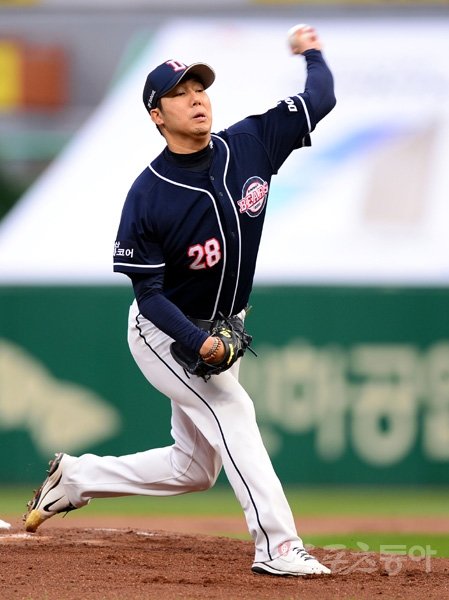 22일 인천 SK행복드림구장에서 ‘2015 타이어뱅크 KBO리그’ SK 와이번스와 두산 베어스의 경기가 열렸다. 두산 선발투수 장원준이 힘차게 볼을 던지고 있다. 문학｜김민성 기자 marineboy@donga.com