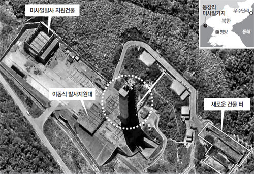 북한이 최근 증축한 평북 철산군 동창리 미사일 발사대(점선) 위성사진. 5월 16일 촬영한 것이다. 사진 출처 38노스