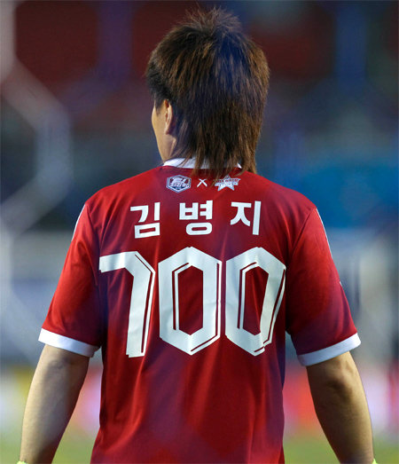 김병지는 17일 열린 K리그 올스타전에서 등번호 700을 달고 골문을 지켰다. 한국프로축구연맹 제공