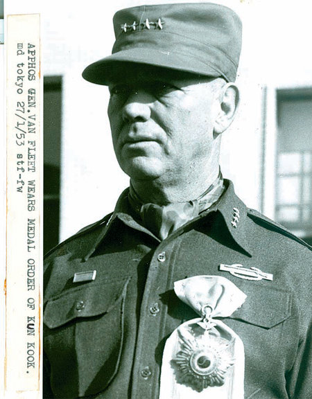 제임스 밴 플리트 장군이 1953년 1월 부산에 임시로 마련된 경무대에서 이승만 대통령으로부터 건국훈장을 받은 뒤 찍은 사진. 이 사진은 국내에 처음으로 공개됐다. 군사편찬연구소 제공