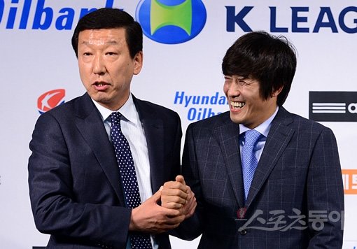 전북현대 최강희 감독(왼쪽)과 수원삼성 서정원 감독은 지난해에 이어 올해도 K리그 클래식(1부리그) 챔피언 자리를 놓고 치열한 싸움을 벌이고 있다. 26일 맞대결을 펼친 두 감독은 8월 12일 재개되는 24라운드에 앞서 각각 전남 목포와 경남 거제에서 팀 전지훈련을 지휘한다. 스포츠동아DB