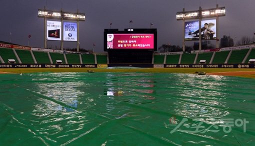 내리는 비가 갈 길 바쁜 프로야구의 발목을 잡고 있다. 26일까지 62경기가 비로 순연되면서 8월부터는 월요일 경기가 불가피할 전망이다. 스포츠동아DB