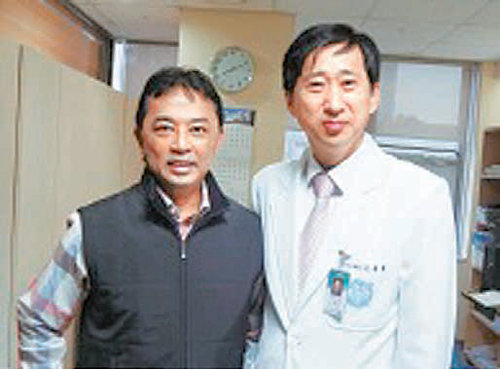 압둘라 말레이시아 왕자(왼쪽)와 진홍률 교수. 서울 보라매병원 제공