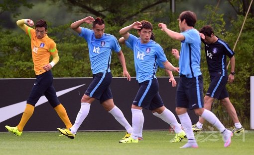 1년여 만에 국가대표팀에 복귀한 울산 김신욱(왼쪽 2번째)이 27일 파주 NFC에서 동료들과 함께 첫 소집훈련을 소화하고 있다. 김신욱은 “팀을 위해 희생하겠다”며 대표팀 최선참으로서의 다짐을 드러냈다. 파주｜김종원 기자 won@donga.com