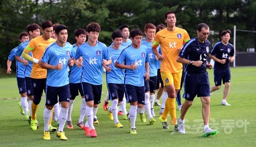 2015동아시안컵(8월 1∼9일·중국 우한)을 앞둔 태극전사들이 이구동성으로 숙명의 라이벌인 일본만큼이나 중국을 경계해야 한다며 긴장감을 드러냈다. 축구국가대표팀이 27일 파주 NFC에서 진행된 첫 소집 훈련에서 가벼운 러닝으로 몸을 풀고 있다. 파주｜김종원 기자 won@donga.com