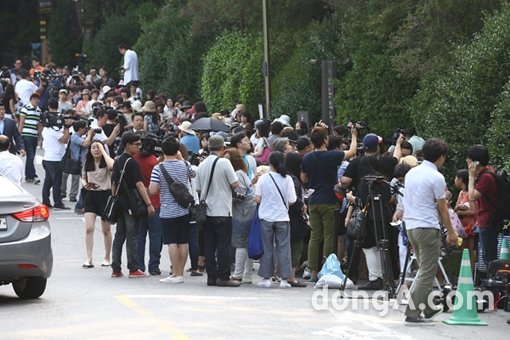 배우 배용준과 박수진의 결혼식이 열리는 27일 오후 서울시 광진구 광장동 쉐라톤 그랜드 워커힐 애스톤하우스 앞에 수 많은 팬들과 취재진이 몰려있다. 동아닷컴 방지영 기자 doruro@donga.com