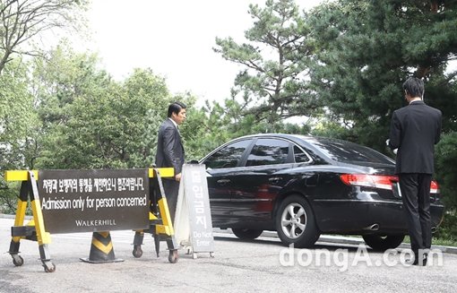 배우 배용준과 박수진의 결혼식이 열리는 27일 오후 서울시 광진구 광장동 쉐라톤 그랜드 워커힐 애스톤하우스 앞 경호원들이 출입을 통제하고 있다. 동아닷컴 방지영 기자 doruro@donga.com