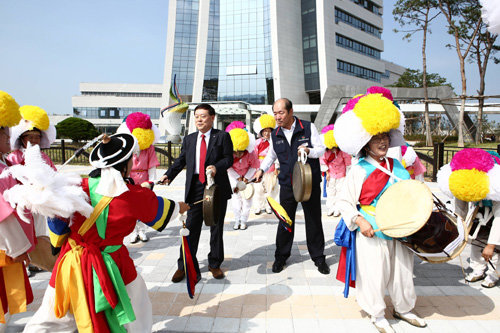 한국농어촌공사는 지역 활성화를 위해 매년 10월초 추수기에 맞춰 ‘농산어촌 행복축제’를 운영하고 있다. 지난해 10월 행복축제에서 농어촌공사 임직원들이 농악대와 함께 풍년을 기원하는 행사를 열고 있다. 한국농어촌공사 제공