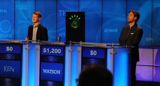 2011년 미국 뉴욕 요크타운에서 인공지능과 사람의 퀴즈대결 연습경기가 열렸다. 켄 제닝스, 왓슨 아바타, 브래드 러터(왼쪽부터)가 대결하고 있다. 이 대결에서는 왓슨이 이겼다.