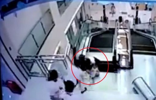중국 에스컬레이터 사고 직후 CCTV 갈무리
