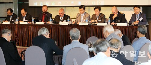 28일 동아일보 부설 화정평화재단과 한미안보연구회, 통일연구원이 서울 플라자호텔에서 공동 주최한 ‘한미동맹과 한반도 평화통일 위한 국제협력방안’ 콘퍼런스에서 발표자와 토론자들이 열띤 토론을 벌이고 있다. 전영한 기자 scoopjyh@donga.com