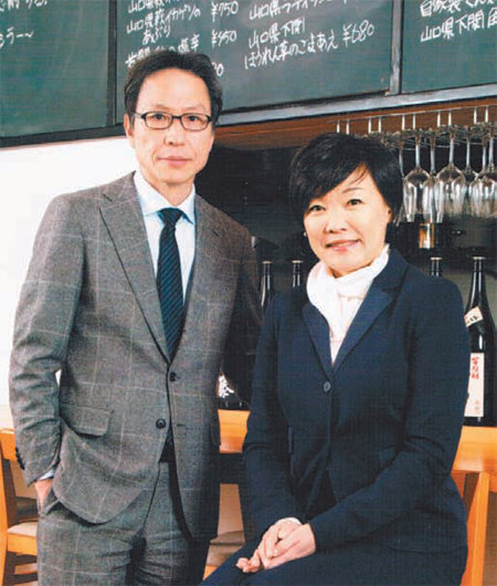 일본 여성 패션지 ‘골드(GOLD)’ 5월호 대담 기사에 실린 아베 신조 일본 총리의 부인 아키에 여사(오른쪽)와 강상중 교수. GOLD 사진 캡처