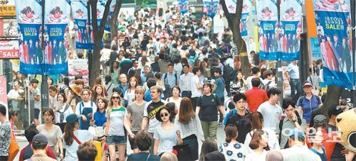 외국인 관광객 붐비는 명동 28일 오후 다시 외국인 관광객으로 붐비는 서울 명동 거리. 이날 외교부는 “메르스 사태로 한국 방문을 자제하라고 권고했던 중국, 대만, 몽골, 베트남, 체코, 러시아, 아랍에미리트(UAE) 등 7개국이 모두 방한 자제 권고를 해제했다”고 밝혔다. 홍진환 기자 jean@donga.com