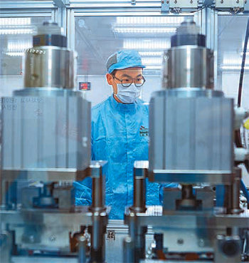 전기차 배터리를 생산하는 SK이노베이션 서산공장에서 한 직원이 배터리 셀 생산 과정을 지켜보고 있다. SK이노베이션 제공
