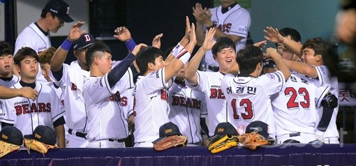 두산 정진호(23번)가 29일 잠실 한화전에서 0-1로 뒤진 5회말 2사 후 배영수를 상대로 1-1 동점 우월솔로홈런을 터트리고 덕아웃으로 돌아와 동료들의 축하인사를 받고 있다. 잠실｜김종원 기자 won@donga.com