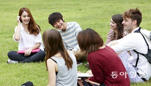한국을 찾는 외국인 유학생이 매년 줄어드는 가운데 현재 한국에서 공부하고 있는 외국인 학생들도 비싼 물가, 반일감정 등을 한국 유학생활의 걸림돌로 꼽았다. 한 대학 캠퍼스 잔디밭에서 외국인 유학생들과 한국 학생들이 대화를 나누고 있다. 동아일보DB