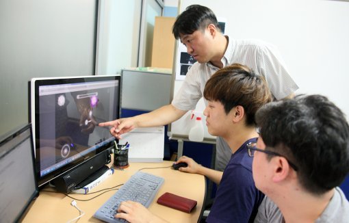 이대현 한국산업기술대 게임공학부 교수가 엔지니어링하우스(EH)에서 학생들에게 게임 제작 방법 등을 지도하고 있다. 한국산업기술대 제공