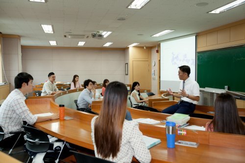 입학정원 50명의 수의과대학은 늘 이렇게 가족적인 분위기로 수업이 진행된다. 충북대 제공.