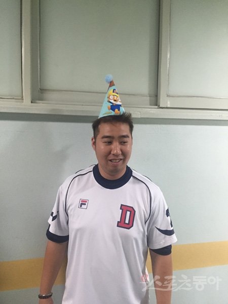 두산 유희관이 팀 동료 장원준의 생일을 축하하기 위한 고깔모자를 쓰고 잠실구장 복도를 누비고 있다. 잠실｜배영은 기자 yeb@donga.com