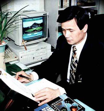 1996년 전산실장 시절 업무를 보는 모습. 구형 퍼스널 컴퓨터와 모니터가 눈길을 끈다.