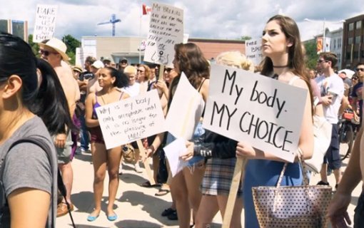 캐나다 여성 수백명. 사진=유튜브 영상 캡처