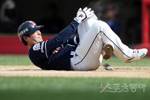 국가대표 리드오프 민병헌은 두산의 핵심전력이다. 민병헌이 5월 17일 KIA전에서 상대 투수의 투구에 무릎을 맞고 쓰러져 고통스러워하고 있다. 감독과 코치, 동료들, 프런트 모두 민병헌만큼 놀라고 고통스러운 마음으로 바라봐야 했다. 스포츠동아DB