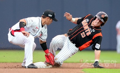 롯데 짐 아두치가 2일 수원 kt위즈파크에서 열린 kt전 2회초 2루 도루에 성공하고 있다. 아두치는 이로써 1982년 프로야구 원년부터 KBO리그에 참가한 롯데 자이언츠에서 최초로 20홈런-20도루를 달성한 선수로 이름을 올렸다. 수원｜김종원 기자 won@donga.com