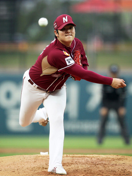 넥센 한현희는 올 시즌 팀의 선발진 강화 특명을 받고 선발투수로 변신했다. 그러나 리그 최고의 불펜투수의 선발 변신 도전은 험난했다. 한현희는 다시 팀의 마운드 전략 개편에 따라 불펜투수로 임무를 바꿨다. 사진제공｜스포츠코리아