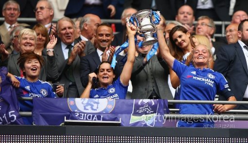 첼시 레이디스 지소연(앞줄 맨 왼쪽)이 2일(한국시간) 영국 런던 웸블리스타디움에서 열린 여자 FA컵 우승 세리머니에서 기뻐하고 있다. 지소연은 노츠카운티 레이디스와 결승전에서 전반 37분 결승골을 터뜨려 1-0 승리를 이끌었다. 사진=ⓒGettyimages멀티비츠