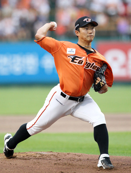 포스트시즌 진출을 위해 치열한 중위권 싸움을 하고 있는 한화는 리드오프 이용규의 종아리 근육 파열 부상이라는 악재를 만났지만 안영명(사진)이 2일 1군에 복귀했고 거물급으로 평가되는 새 외국인투수 에스밀 로저스를 영입해 투수 전력을 대폭 강화했다. 사진제공｜스포츠코리아