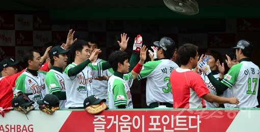 2일 인천 SK행복드림구장에서 ‘2015 타이어뱅크 KBO리그’ SK 와이번스와 LG 트윈스의 경기가 열렸다. 1회말 무사 1루에서 SK 박정권이 LG 선발 루카스를 상대로 우월 투런 홈런을 쏘아올린 뒤 동료들의 환영을 받고 있다. 문학｜김민성 기자 marineboy@donga.com