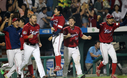 KIA 선수들이 2일 대전 한화생명이글스파크에서 열린 한화전에서 3-2 승리가 확정된 직후 함께 환호하고 있다. KIA는 9회말 양현종과 윤석민을 연이어 투입하는 등 포스트시즌에서 볼 수 있는 총력전을 펼치며 6연승을 달렸다. 9회말 동점 위기에서 합의판정으로 승리가 결정돼 더 극적이었다. 사진제공｜스포츠코리아