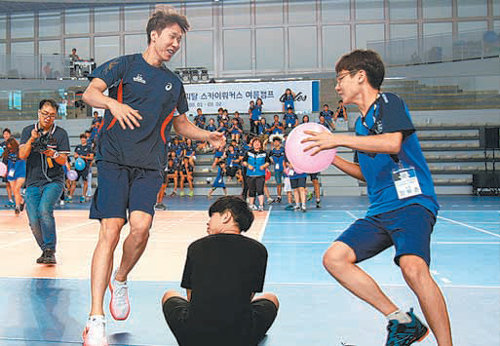 프로배구 현대캐피탈의 임동규(왼쪽)가 1일 충남 천안의 훈련장에서 팬과 함께 레크리에이션 게임을 즐기고 있다. 현대캐피탈배구단 제공