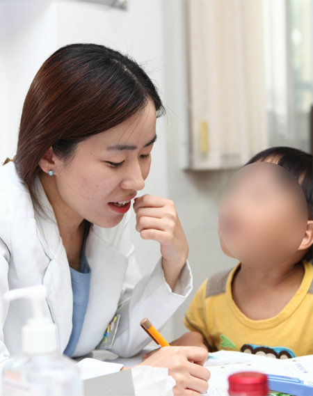 심리 치료를 받고 있는 아이와 의료진이 이야기를 나누고 있는 모습. 아이가 공부를 해도 성적이 잘 오르지 않는다면 정신의학적 질환이 있는 것은 아닌지 자세히 살펴보자. 순천향대 서울병원 제공