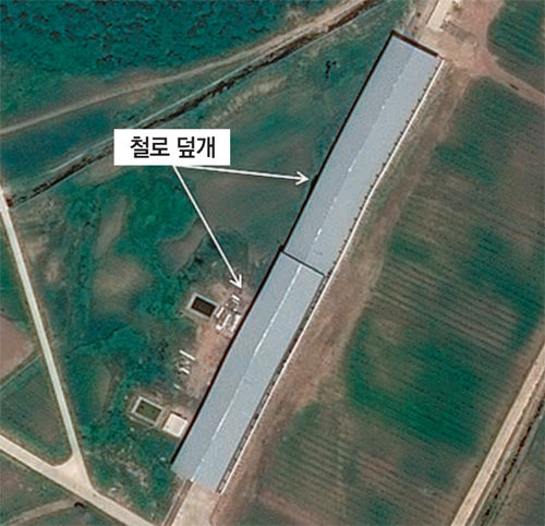 평안북도 철산군 동창리 서해위성발사장 내 미사일 발사대와 연결되는 길이 240m의 철로에 덮개가 덮여 있다. 사진 출처 38노스
