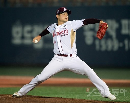 넥센 마무리 손승락은 역대 최초 4년 연속 30세이브를 향해 뚜벅뚜벅 전진하고 있다. 세이브 투수의 가치를 놓고 말들이 많지만 손승락은 변함없이 자리를 지키고 있다. 스포츠동아DB