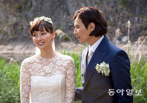 3일 임신 사실을 발표한 원빈(오른쪽)과 이나영 부부의 결혼식. 동아일보DB