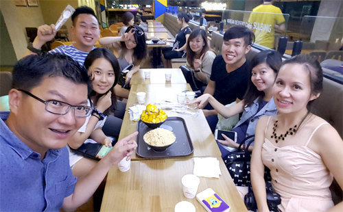 3일 삼성전자 초청으로 방한한 동남아 지역 디지털미디어업계 관계자들이 서울시내 한 카페에서 빙수를 먹으며 ‘인증샷’을 찍었다. 삼성전자 제공